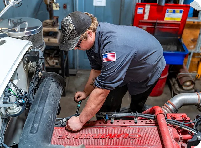 photo-mechanic-repairing-servicing-cleaning-truck-modern-clean-workshop 1 (2) photo mechanic repairing servicing cleaning truck modern clean workshop 1 2 1