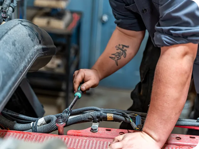 photo mechanic repairing servicing cleaning truck modern clean workshop 1
